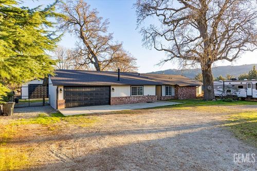 28050 Black Gold Way, Tehachapi, CA, 93561-8329 | Card Image