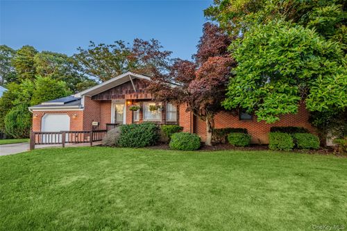 579 Empire Avenue, Babylon, NY, 11704 | Card Image