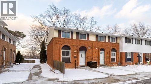 2920 Meadowbrook Lane, Windsor, ON, N8T3C8 | Card Image