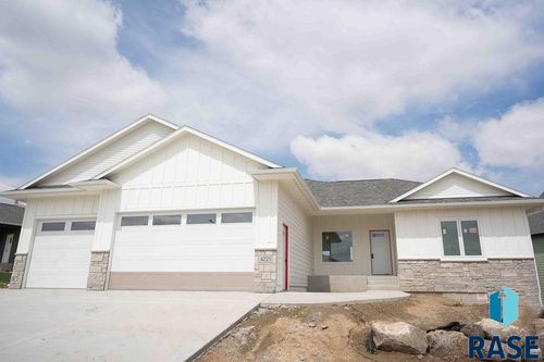 4221 N Interlachen Trl, Sioux Falls, SD, 57107-3093 | Card Image