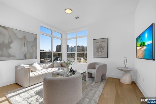 649 38th St, Union City, NJ, 07087-2518 | Card Image