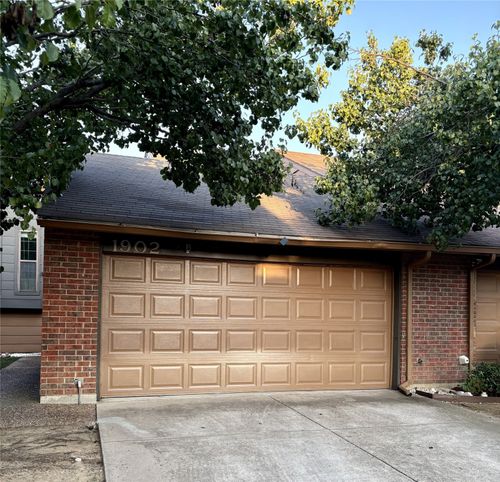 1902 Wilshire Dr, Irving, TX, 75061-2911 | Card Image