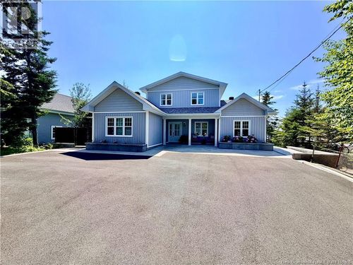 1635 Queen Elizabeth Dr, House with 4 bedrooms, 3 bathrooms and null parking in Bathurst NB | Card Image