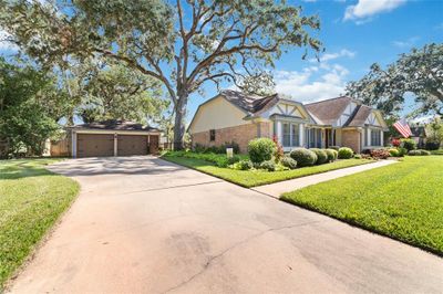 Single/Double wide driveway with detached 2 car garage | Image 2