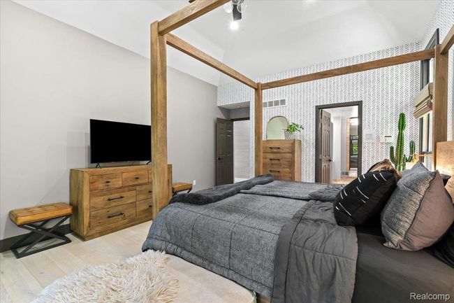 Ensuite first floor primary bedroom. | Image 21