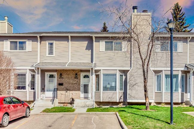 202 Cedarwood Park Sw, Home with 3 bedrooms, 1 bathrooms and 1 parking in Calgary AB | Image 2