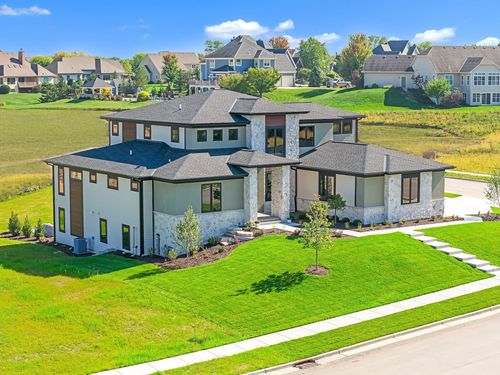 1885040 Red Crown Trl, Menomonee Falls, WI, 53051 | Card Image