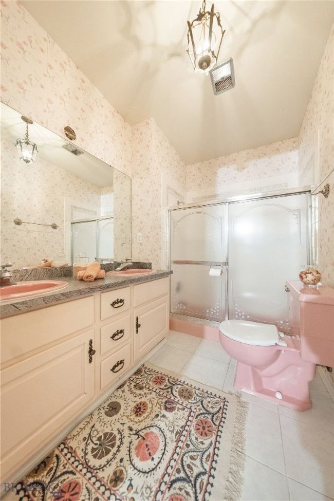 Guest bathroom. Absolutely adore the vintage look! | Image 39
