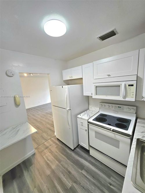 apt-103-3020 16th Ave, Oakland Park, FL, 33334-5217 | Card Image