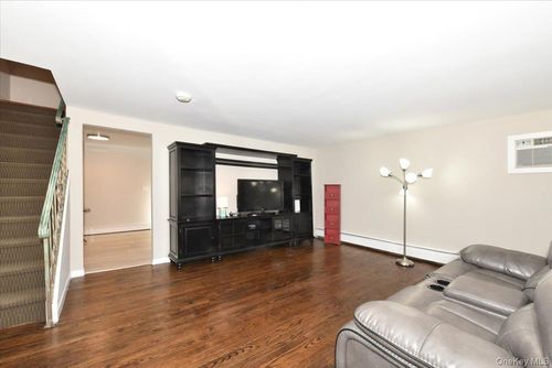 28 Charles St, Port Washington, NY, 11050-3519 | Card Image