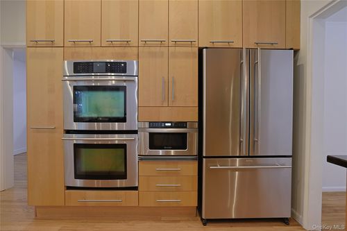 97 Winding Brook Rd, New Rochelle, NY, 10804-2007 | Card Image