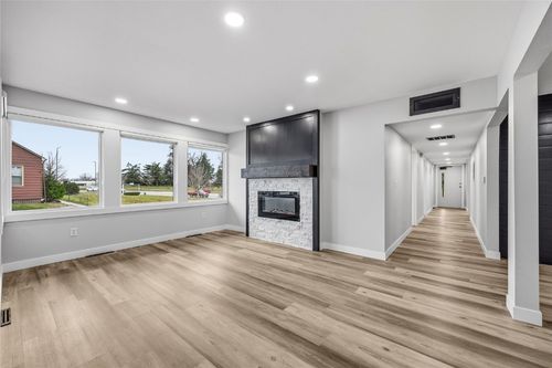 a-4245 1st Ave Se, Cedar Rapids, IA, 52402-3169 | Card Image