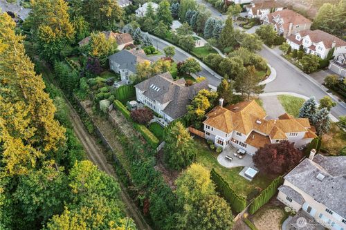 2070 277th Ave Se, Sammamish, WA, 98075-4120 | Card Image