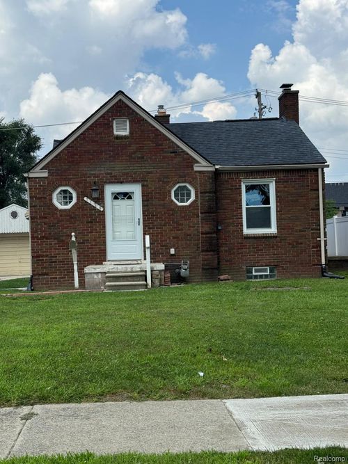 7129 Berwyn St, Dearborn Heights, MI, 48127-2082 | Card Image