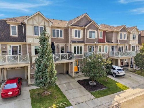 149 Windstone Ave Sw, Townhouse with 2 bedrooms, 3 bathrooms and 2 parking in Airdrie AB | Card Image