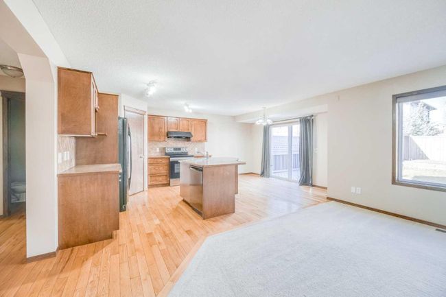 148 Chapman Close Se, Home with 3 bedrooms, 3 bathrooms and 2 parking in Calgary AB | Image 4