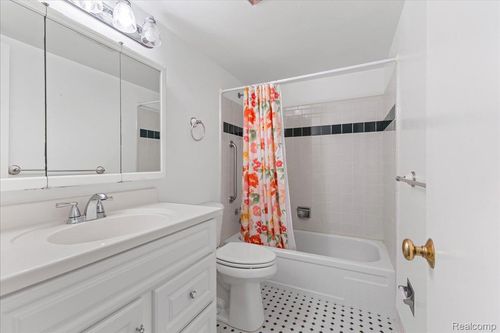 b-750 Trailwood Path, Bloomfield Hills, MI, 48301 | Card Image