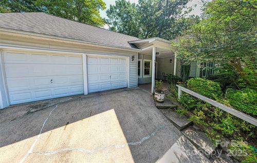 132 Fox Cross Dr, Brevard, NC, 28712-9500 | Card Image