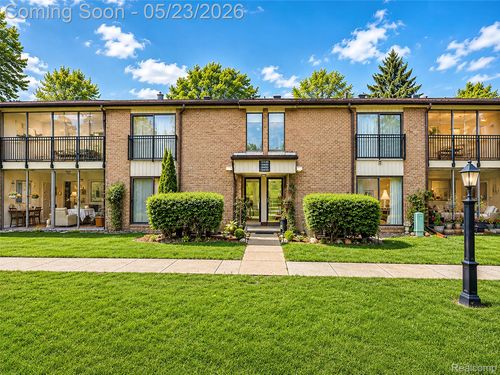 18451 University Park Dr, Livonia, MI, 48152-2629 | Card Image