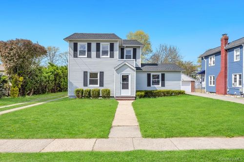 577 Lowell St, Westbury, NY, 11590-4424 | Card Image