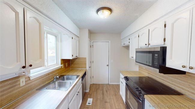 8913 92 Nd Pl, House other with 3 bedrooms, 2 bathrooms and null parking in Tulsa OK | Image 4
