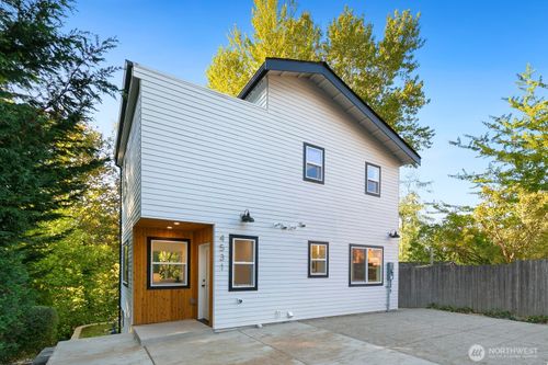 4531 26th Ave Sw, Seattle, WA, 98106-1320 | Card Image