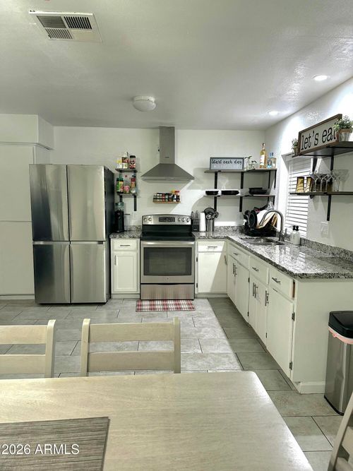 8109 W Montecito Ave, Phoenix, AZ, 85033-2319 | Card Image