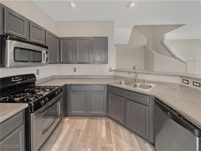 1578 Ward Frontier Ln, Townhouse with 3 bedrooms, 3 bathrooms and null parking in Henderson NV | Image 9