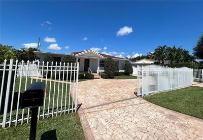 7601 Sw 16th Ter, House other with 3 bedrooms, 3 bathrooms and null parking in Miami FL | Image 2