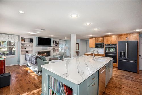 7475 Village Dr, Prairie Village, KS, 66208-2864 | Card Image