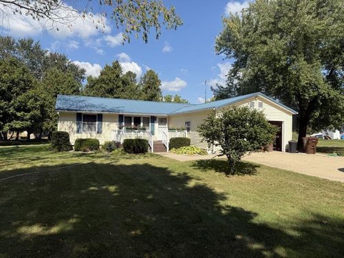 422 W Pine St, Edmore, MI, 48829-8716 | Card Image