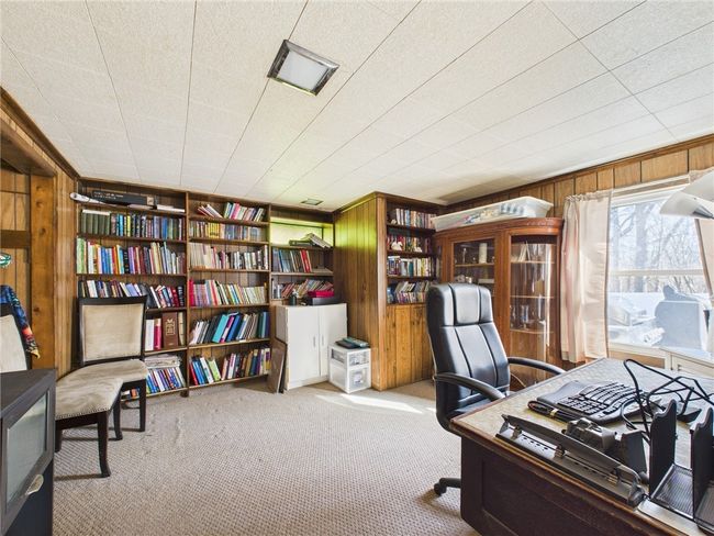 Study/office/library | Image 25