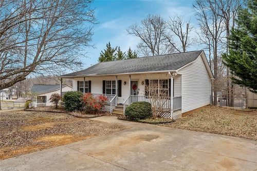 113 Falling Creek Dr, Thomasville, NC, 27360-3237 | Card Image