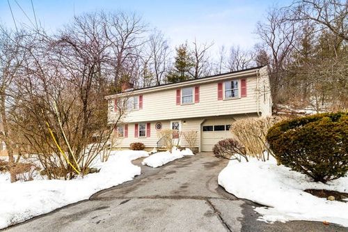 11 Ludlow Ave, Wakefield, MA, 01880-3675 | Card Image