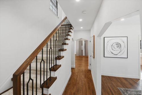 18 Lakeside Dr, New Rochelle, NY, 10801-3115 | Card Image