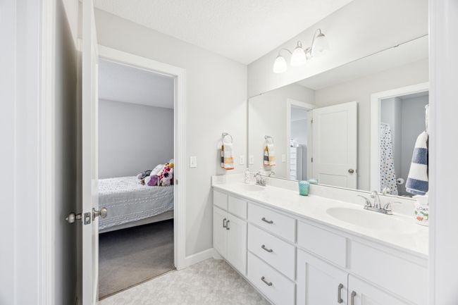 Jack and Jill bath | Image 19