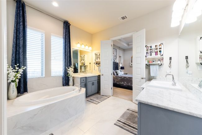 walk in shower and garden tub | Image 18