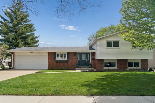 2305 Williamsburg St, Arlington Heights, IL, 60004-2837 | Card Image