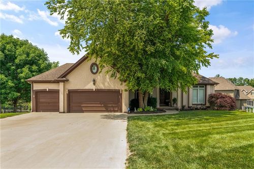 10013 Nw Crooked Rd, Parkville, MO, 64152-3403 | Card Image
