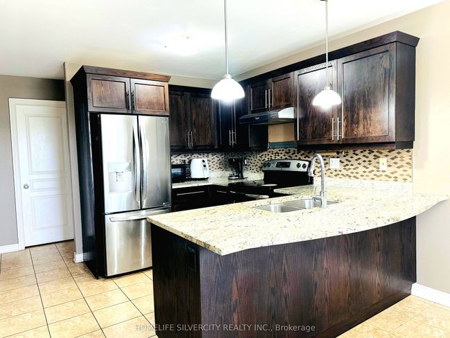 8596 Milomir St, House other with 4 bedrooms, 4 bathrooms and 4 parking in Niagara Falls ON | Image 4