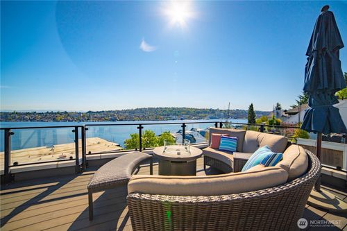 2437 8th Ave N, Seattle, WA, 98109-2212 | Card Image
