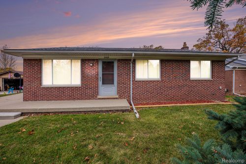 2405 Elmcrest Rd, Sterling Heights, MI, 48310-4267 | Card Image