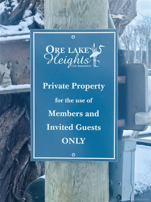 8092 Halfway Dr, Brighton, MI, 48116-5168 | Card Image