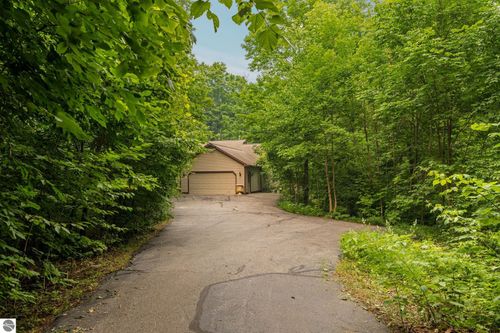 8433 Forest Ct, Traverse City, MI, 49684-7561 | Card Image