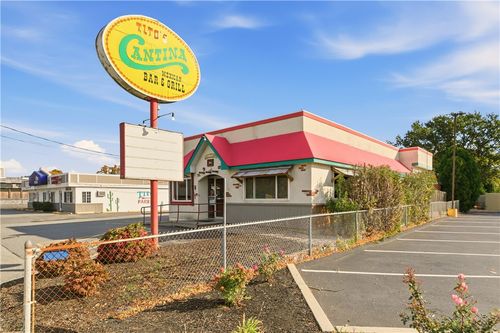 651 W Main Rd, Middletown, RI, 02842-6352 | Card Image