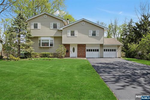 115 Southern Pkwy, Ridgewood, NJ, 07450-4554 | Card Image