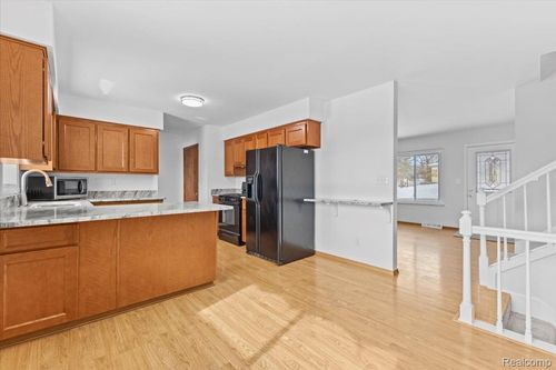 566 E Ridge Dr, Ortonville, MI, 48462-8803 | Card Image