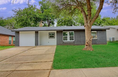 2705 Roberts Cir, Arlington, TX, 76010-2418 | Card Image