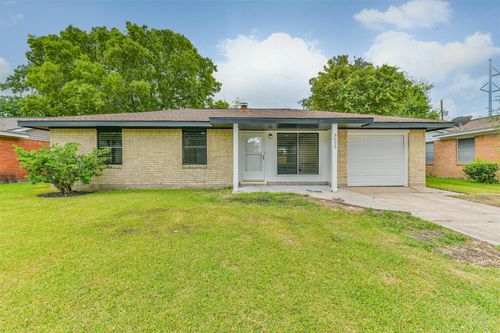 3025 15th Ave N, Texas City, TX, 77590-5022 | Card Image