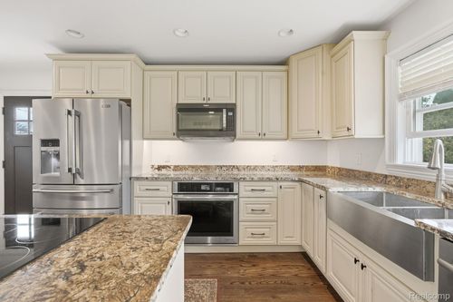 37752 Huron Pointe Dr, Harrison Twp, MI, 48045-2825 | Card Image